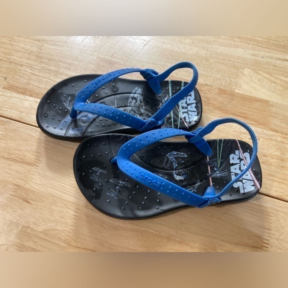 4/$25 Crocs Star Wars thong flip flops in size C 10/11. Super cute. GUC